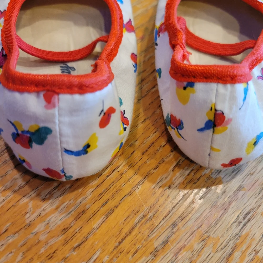 Infant girls' shoes size 4